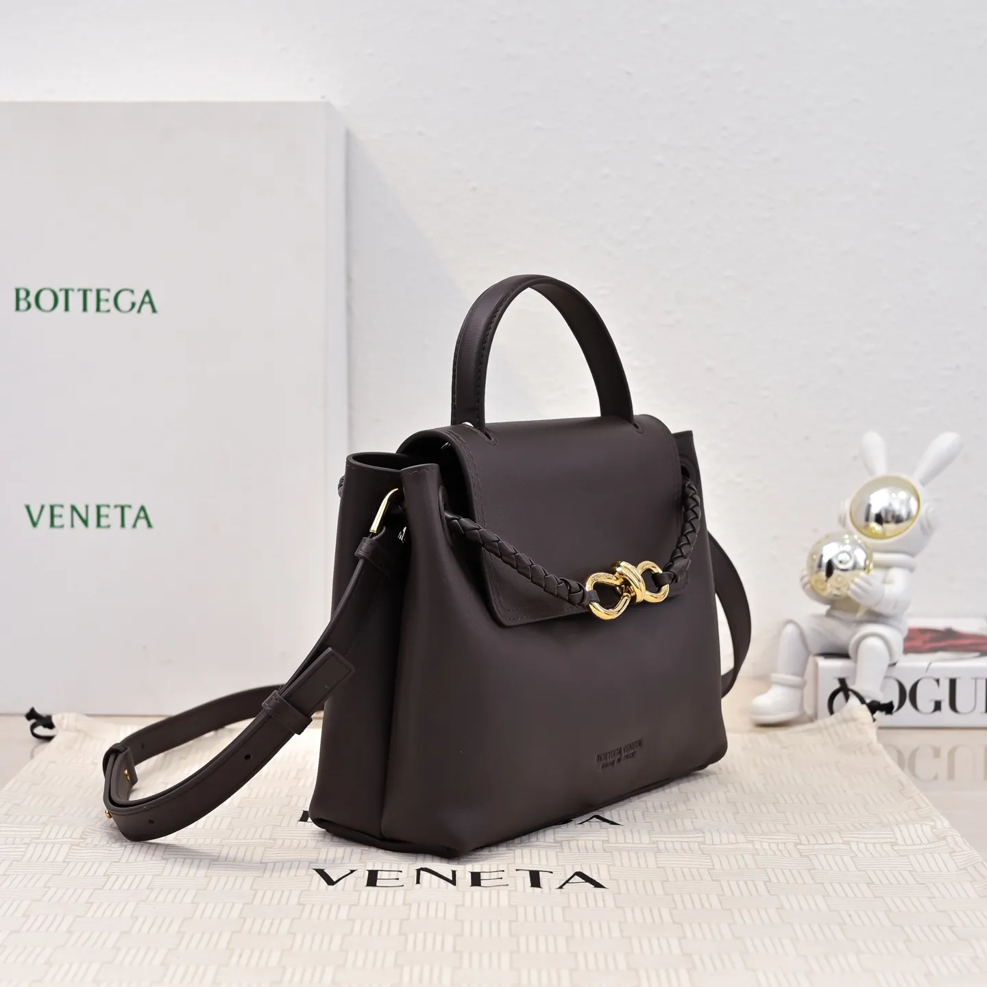 Batch 2060 #Bv New Small Ciao Ciao Handbag Who carried the cute little Ciao Ciao out on the street❣️Made of Dutch Silky Calf calfskin ~ silky to the touch. The leather is thick, and the suede lining is soft and comfortable. The relaxed feeling of stacked smooth leather, the representative woven element shoulder strap, and the perfect embellishment of golden buckles💥The unique bag shape is casual and exquisite, and super practical☄️Carry Ciao Ciao to accompany you in various occasions, and be the most stylish you🎀 Size: 26x19x10.5 Style No. 5835#